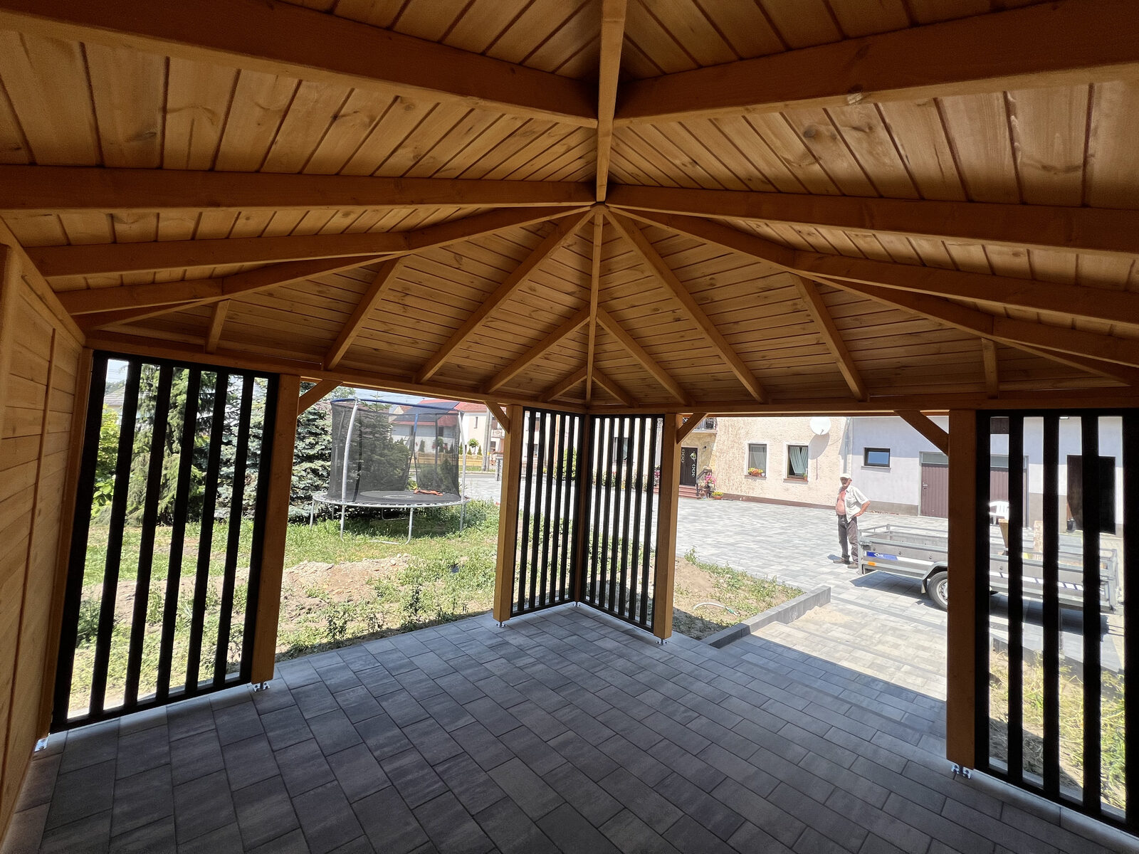 Wnętrze wiaty ogrodowej, widok w stronę otwartego narożnika